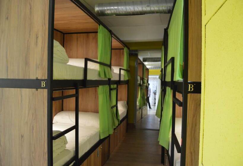 هتل کپسول Debod Hostel