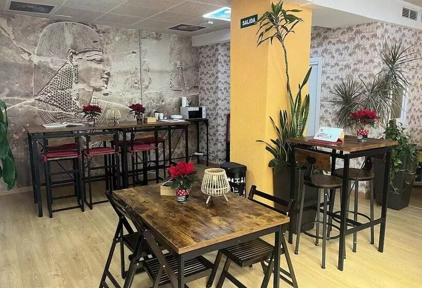 هتل کپسول Debod Hostel