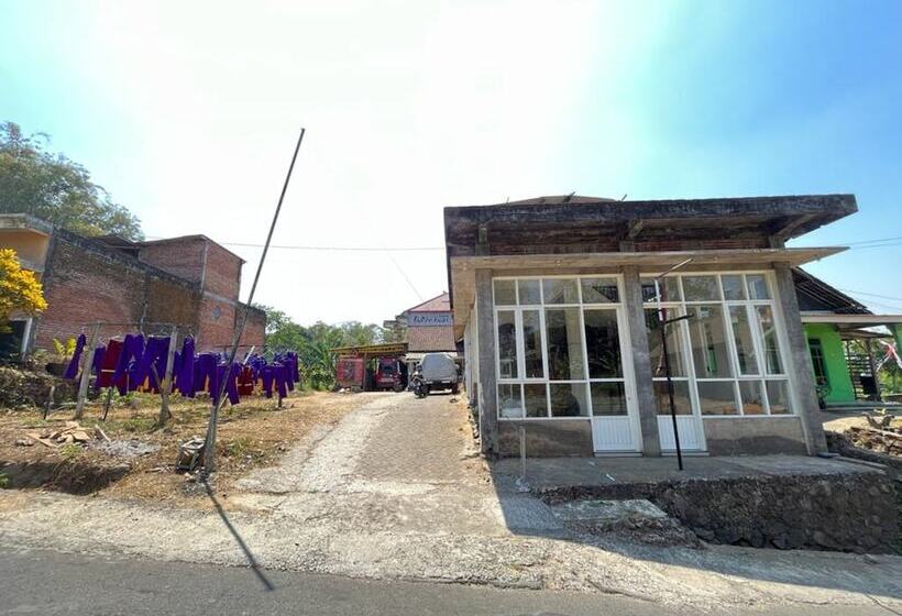 בית מלון כפרי Oyo Life 92982 Kost Berkah Ibu