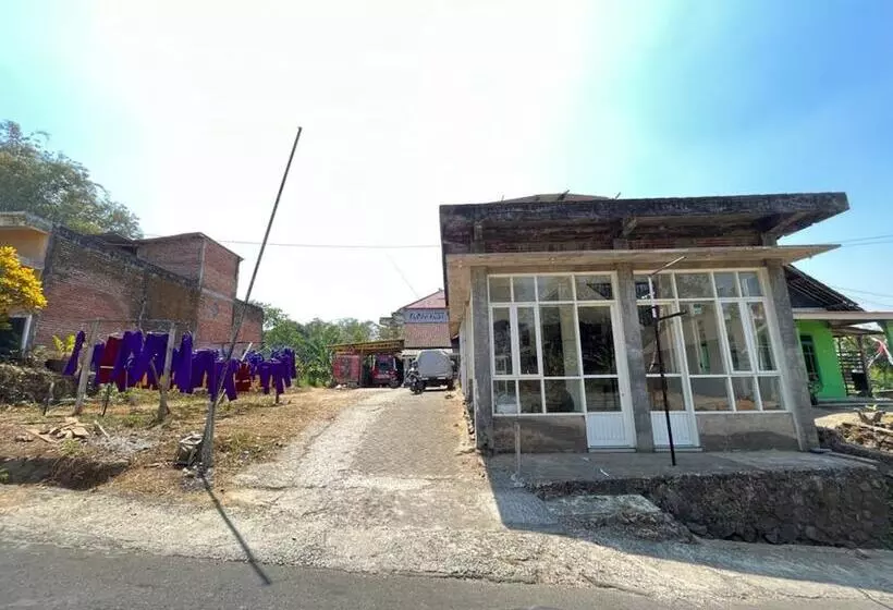 Hotelli Oyo Life 92982 Kost Berkah Ibu