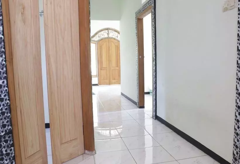 Hotelli Oyo Life 92982 Kost Berkah Ibu