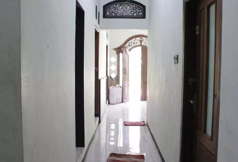 Hotelli Oyo Life 92982 Kost Berkah Ibu