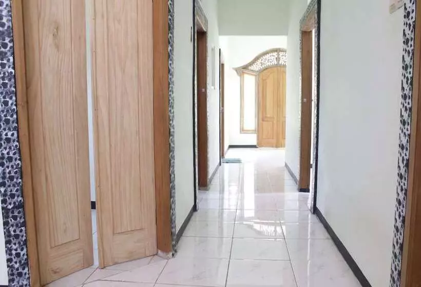 Hotelli Oyo Life 92982 Kost Berkah Ibu