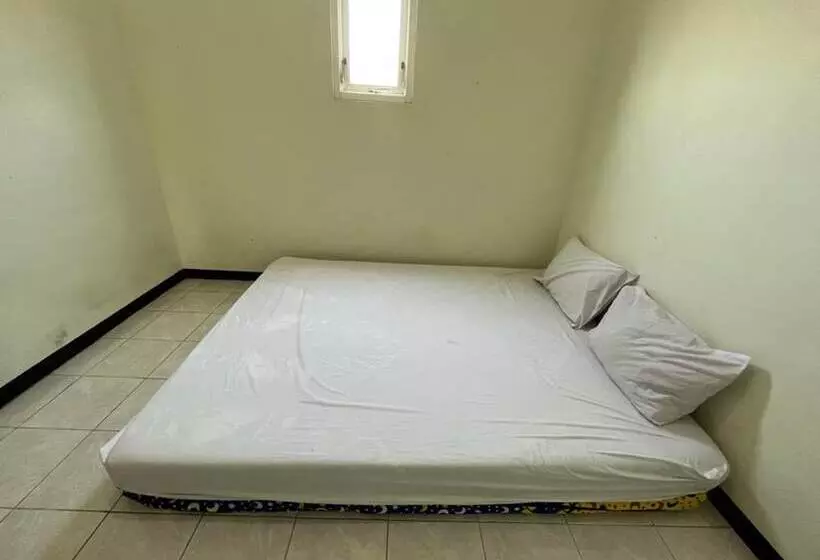 Hotelli Oyo Life 92982 Kost Berkah Ibu