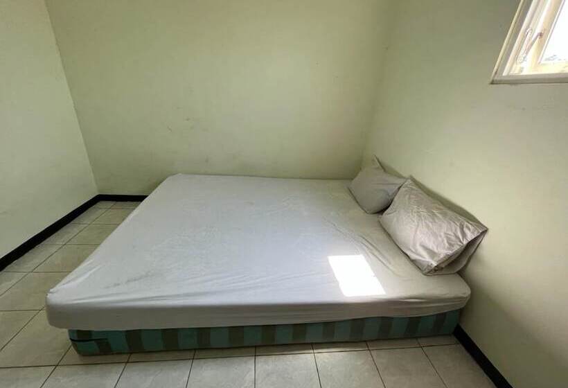 בית מלון כפרי Oyo Life 92982 Kost Berkah Ibu