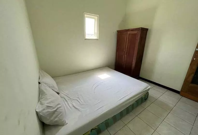 Hotelli Oyo Life 92982 Kost Berkah Ibu