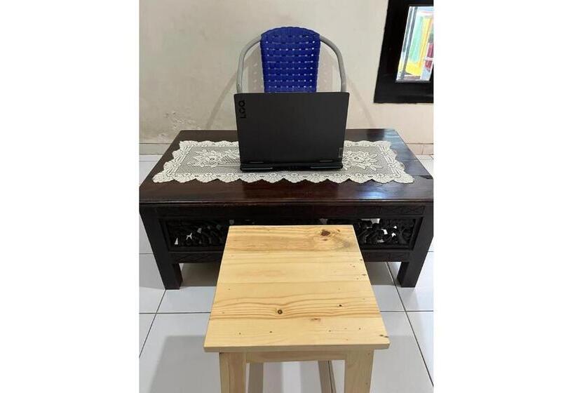 בית מלון כפרי Oyo Life 92982 Kost Berkah Ibu