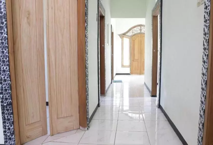 Hotelli Oyo Life 92982 Kost Berkah Ibu