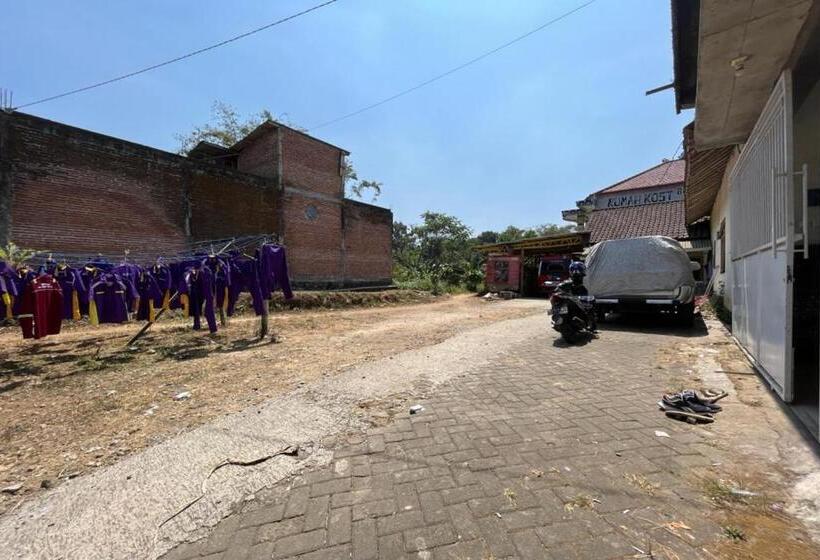 בית מלון כפרי Oyo Life 92982 Kost Berkah Ibu