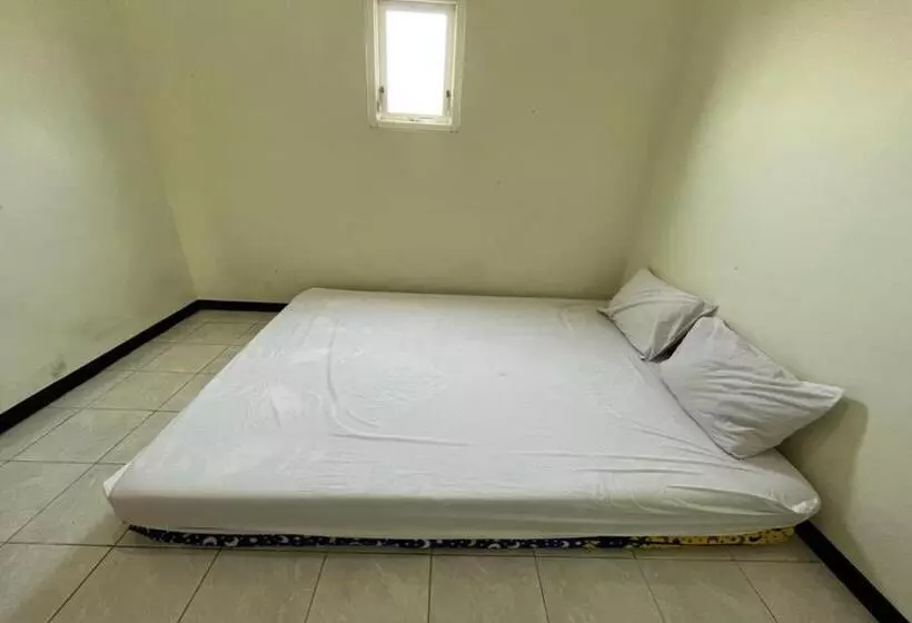 Hotelli Oyo Life 92982 Kost Berkah Ibu