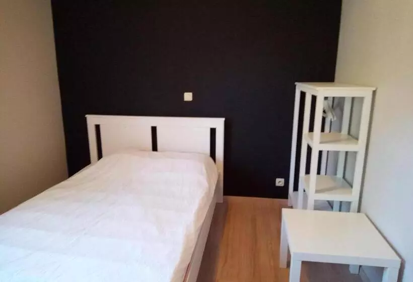 ベッドアンドブレックファースト Charming Room With Furnishings & Free Parking