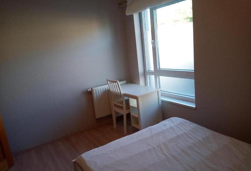 ベッドアンドブレックファースト Charming Room With Furnishings & Free Parking