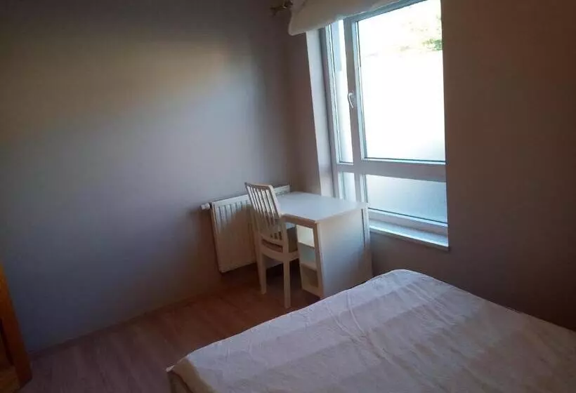 ベッドアンドブレックファースト Charming Room With Furnishings & Free Parking
