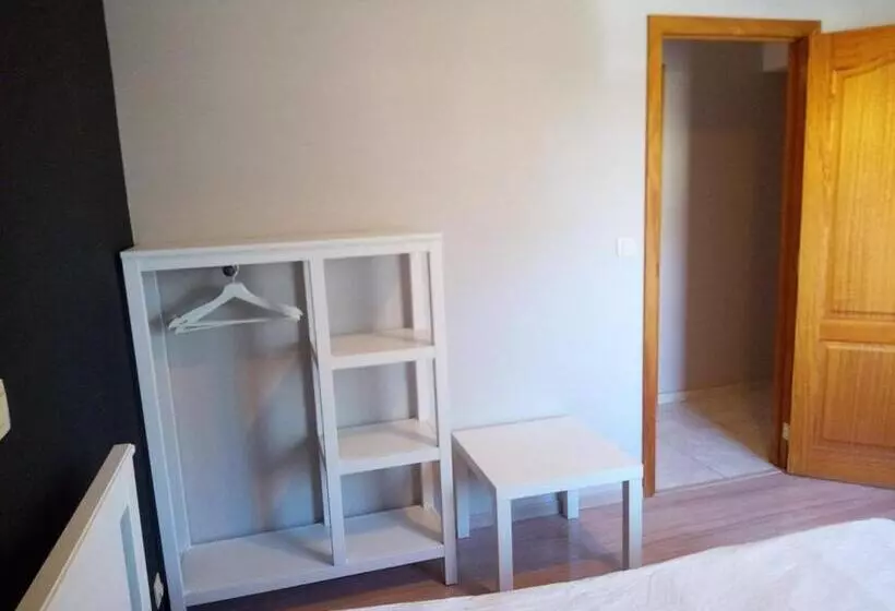 ベッドアンドブレックファースト Charming Room With Furnishings & Free Parking