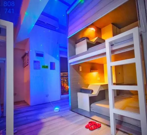 カプセルホテル Golden 8 Airport Hostel   Mactan Cebu