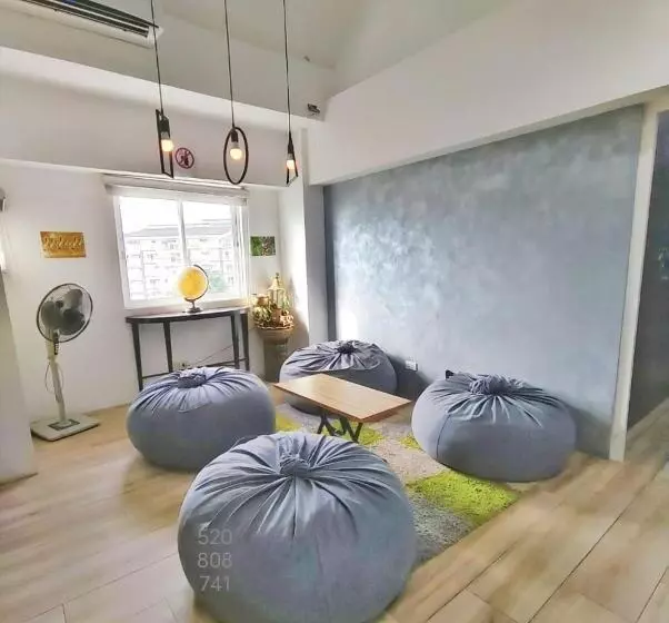 カプセルホテル Golden 8 Airport Hostel   Mactan Cebu