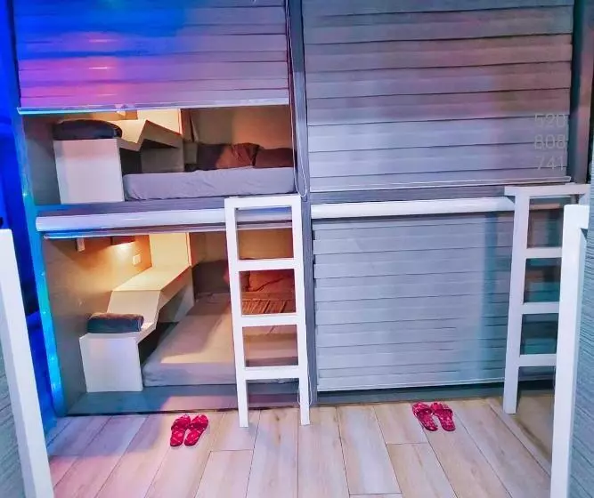 カプセルホテル Golden 8 Airport Hostel   Mactan Cebu