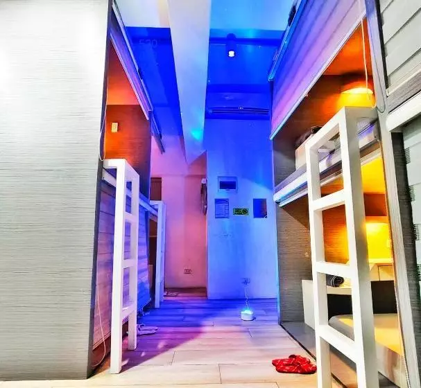 カプセルホテル Golden 8 Airport Hostel   Mactan Cebu