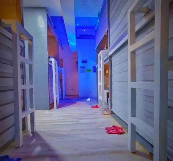 カプセルホテル Golden 8 Airport Hostel   Mactan Cebu