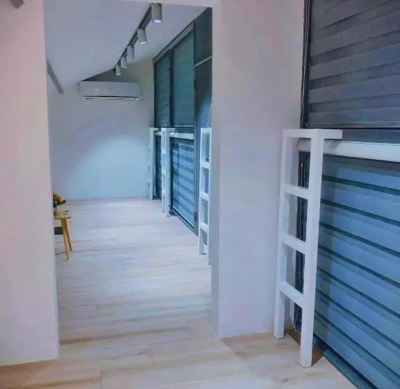 カプセルホテル Golden 8 Airport Hostel   Mactan Cebu
