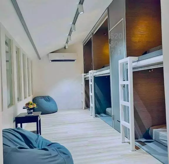 カプセルホテル Golden 8 Airport Hostel   Mactan Cebu