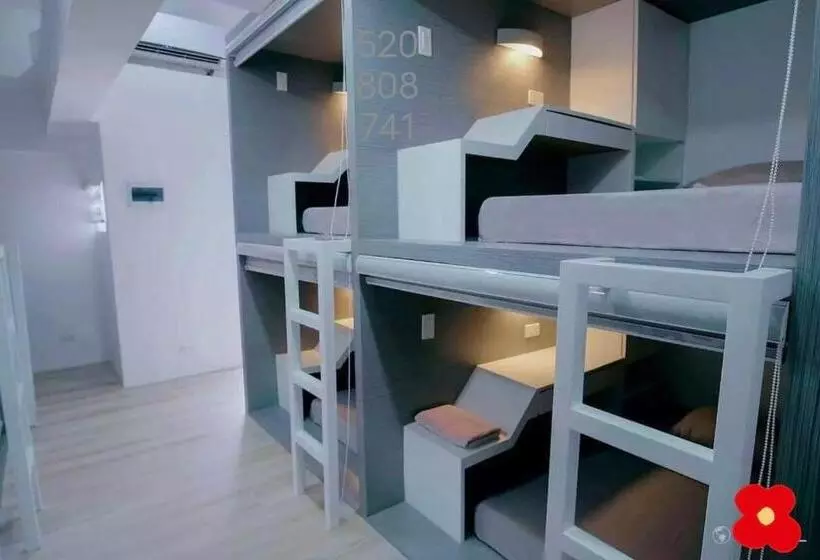 カプセルホテル Golden 8 Airport Hostel   Mactan Cebu