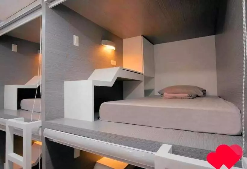 カプセルホテル Golden 8 Airport Hostel   Mactan Cebu