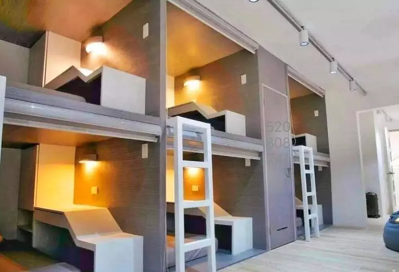 カプセルホテル Golden 8 Airport Hostel   Mactan Cebu