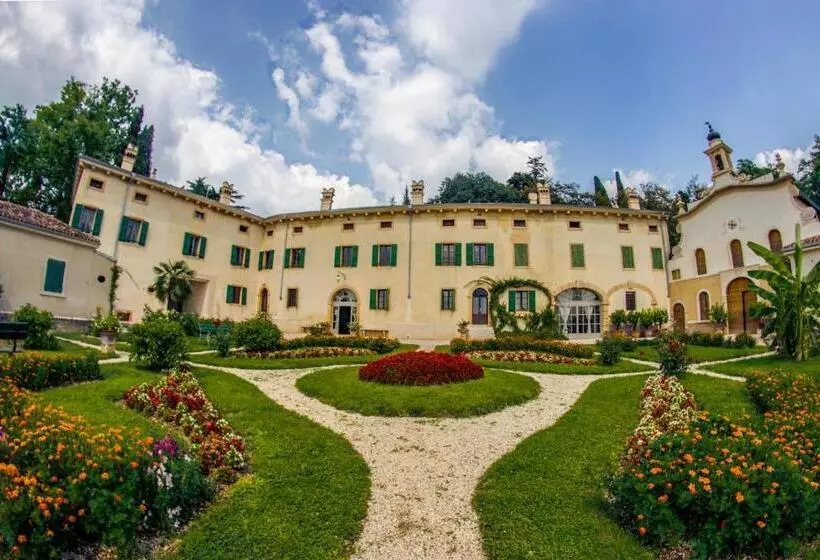 Hotelli Villa Pellegrini