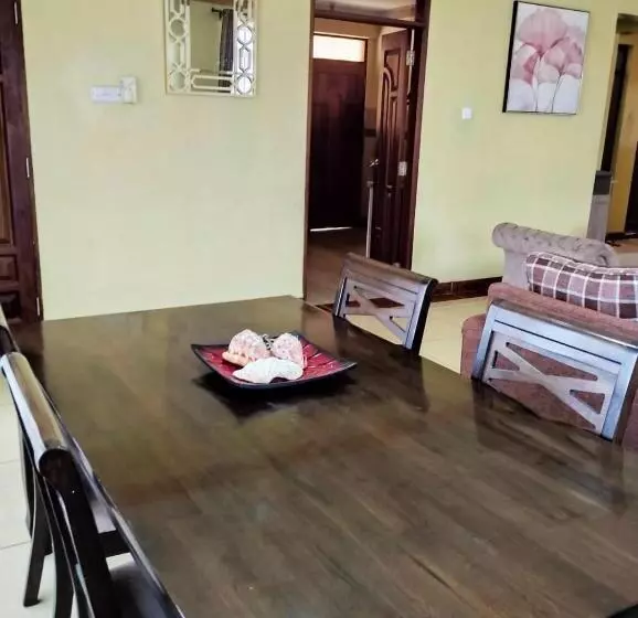 تختخواب و صبحانه Bamburi Lakeview