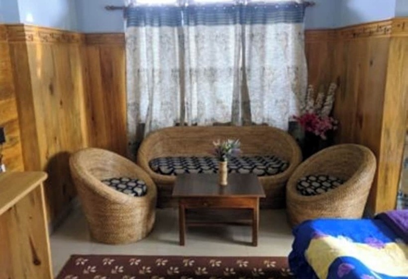 בית מלון כפרי Mon Kyimojong