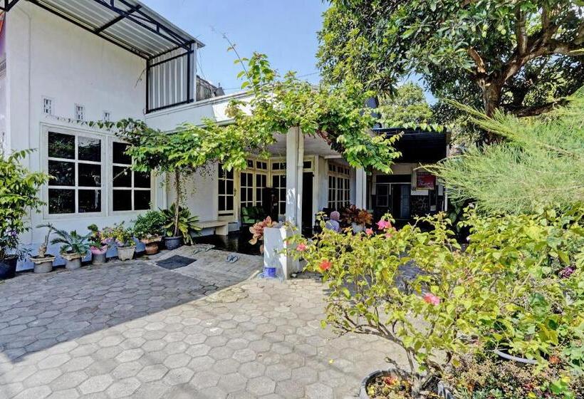 호텔 Oyo Life 92937 Kost Putri Sarkara Syariah