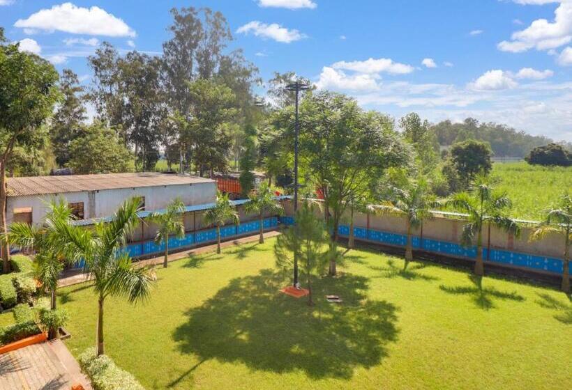 Oyo Flagship Hotel Kalindi Farms