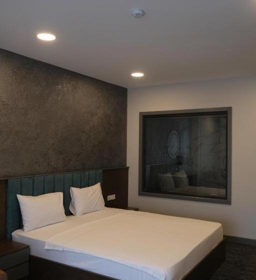 Отель Four Reels