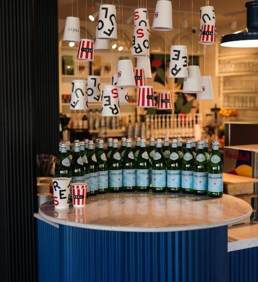 Отель Four Reels