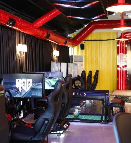 Отель Four Reels