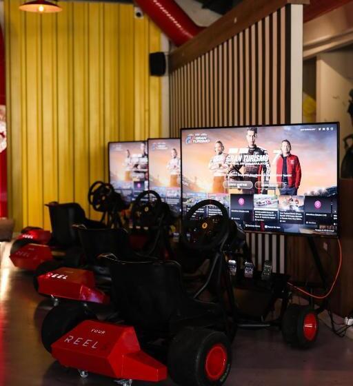 Отель Four Reels