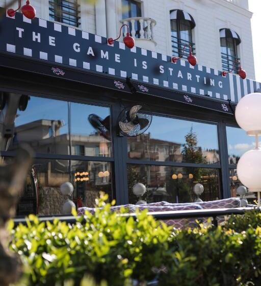 Отель Four Reels