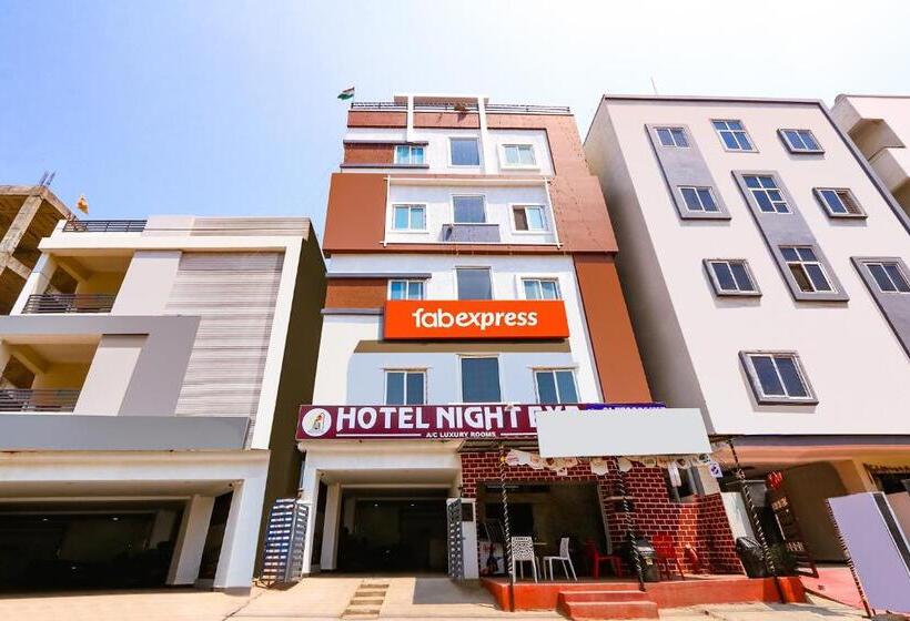 ホテル Fabexpress Night Eye