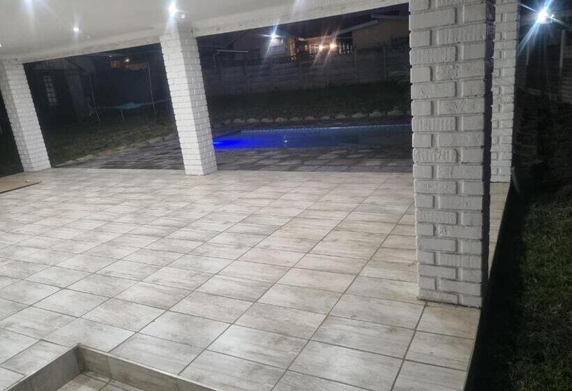 פנסיון Suprime Hotels And Conference