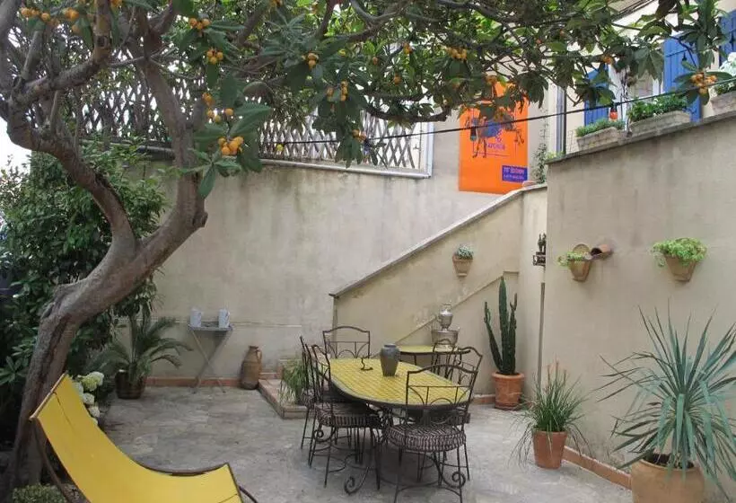 تختخواب و صبحانه Tombe La Nèfle