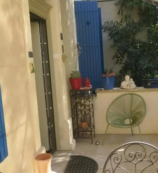 تختخواب و صبحانه Tombe La Nèfle