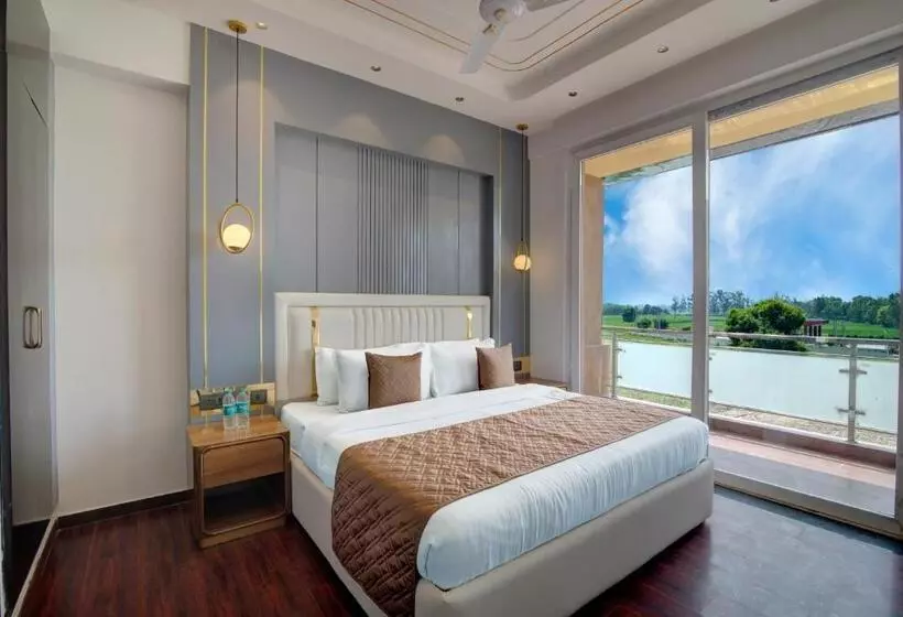 ホテル Comfort Inn Karnal