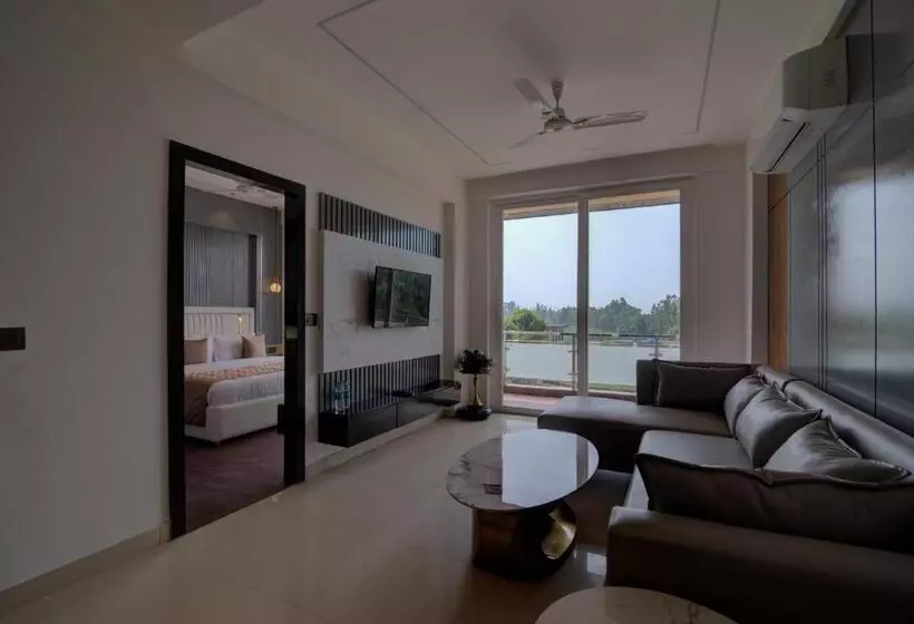 ホテル Comfort Inn Karnal