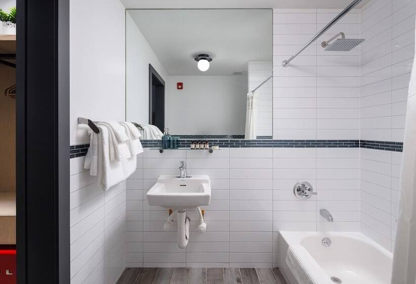 هتل Little Charlie