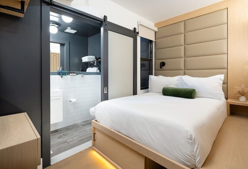 هتل Little Charlie