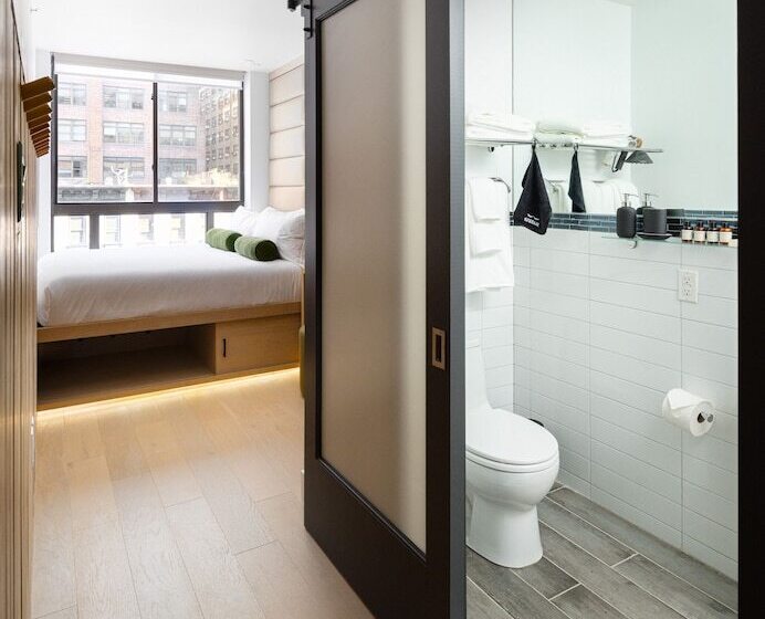 هتل Little Charlie