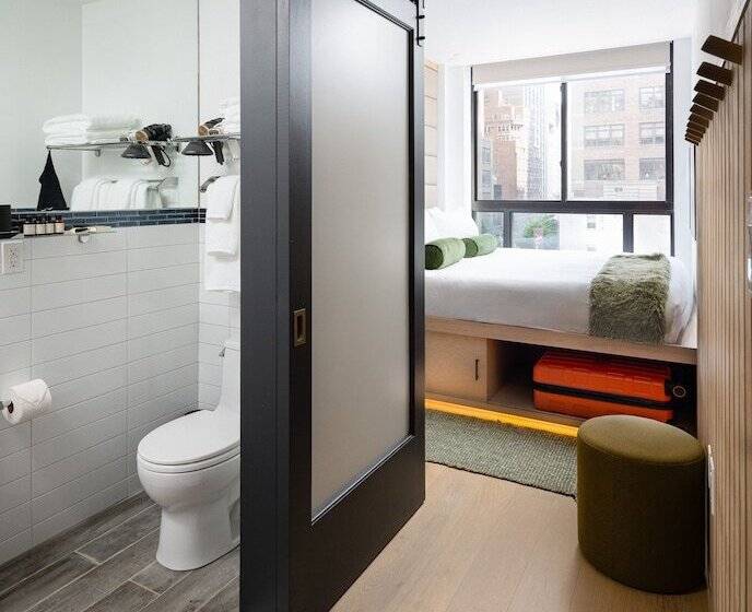 هتل Little Charlie