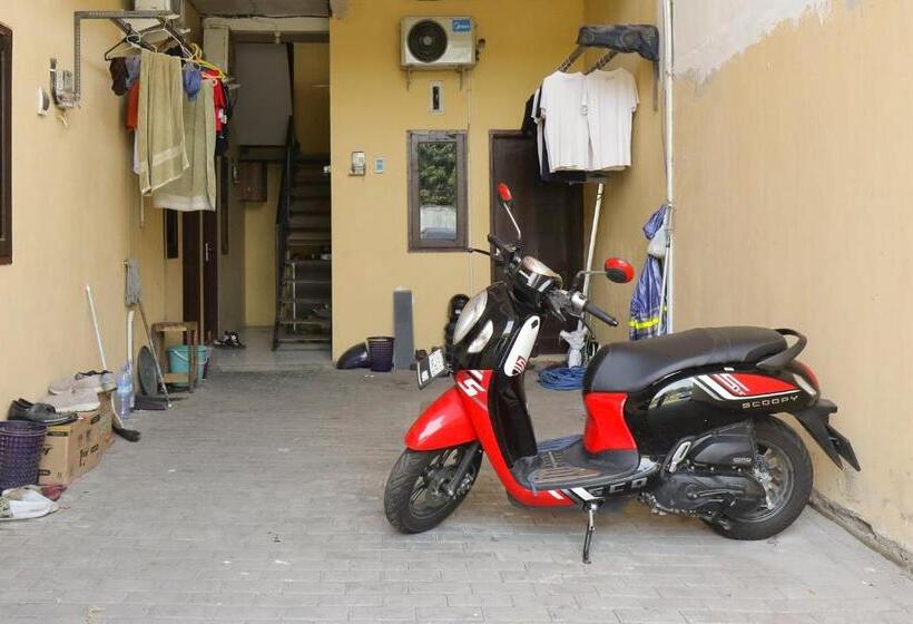 Hotel Oyo Life 92925 Kost Bu Mala 2 Syariah