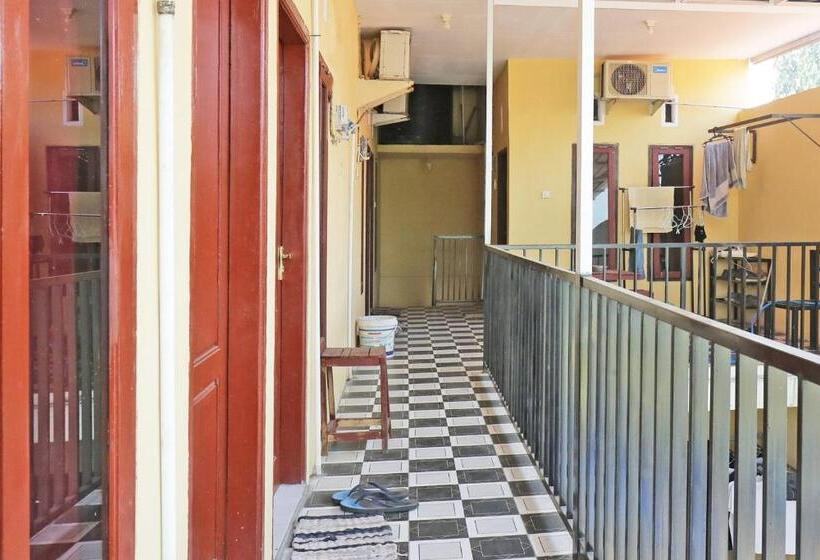 Hotel Oyo Life 92925 Kost Bu Mala 2 Syariah